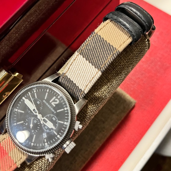 BURBERRY PRE-LOVED AUTHENTIC NOVA SIGNATURE DESIGN CHRONOGRAPH WATCH - Picture 10 of 17